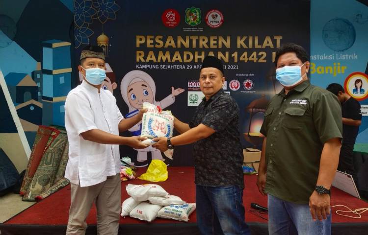 Wartawan Unit DPRD Medan Bagikan Beras ke Pesantren Kilat di Kampung Madras