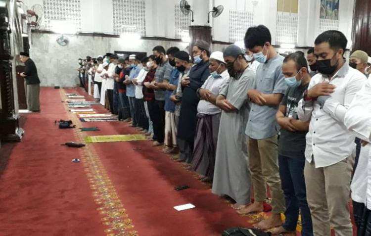 Shalat Tarawih di Masjid Agung Medan Terapkan Prokes Covid-19