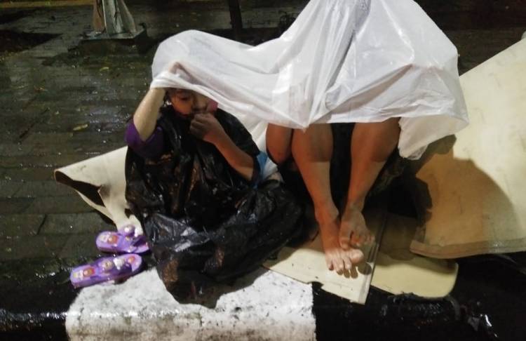 Kasihan, 2 Abang Beradik Kedinginan Menahan Hujan di Samping Gedung DPRD Medan