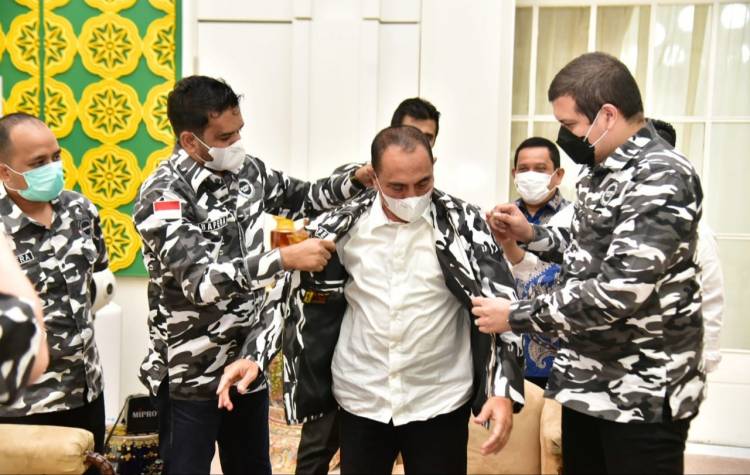 Gubernur Sumut Dipakaikan Baju Bapera, Edy: Saya sangat bangga