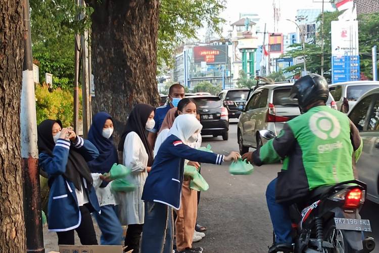 SMPN 7 Medan Bantu Panti Asuhan dan Berbagi Takjil