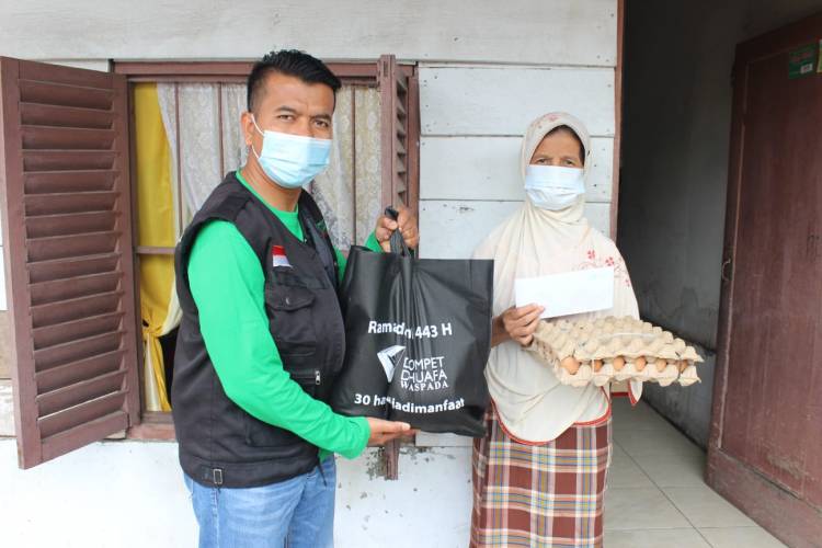 DDW Salurkan Donasi Paket Parcel Untuk Dhuafa