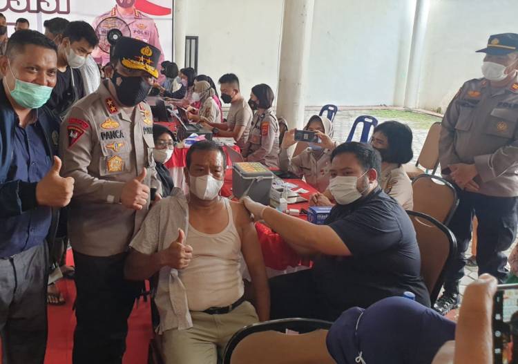 Sambut May Day, Buruh di Sumut Dapat Vaksin dan Sembako 