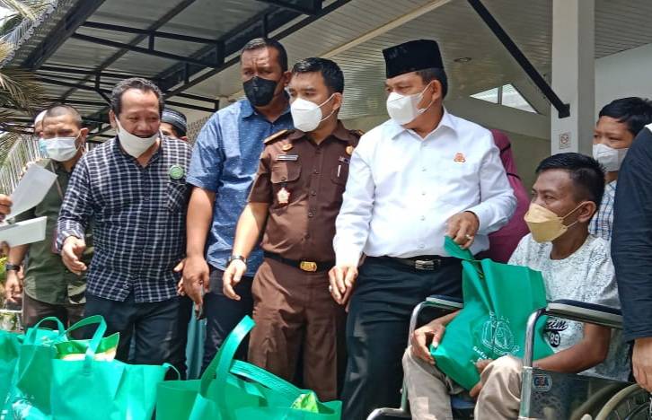 Bulan Ramadhan, Kejatisu dan Forwaka Berbagi Sembako ke Kaum Duafa dan Anak Yatim Piatu