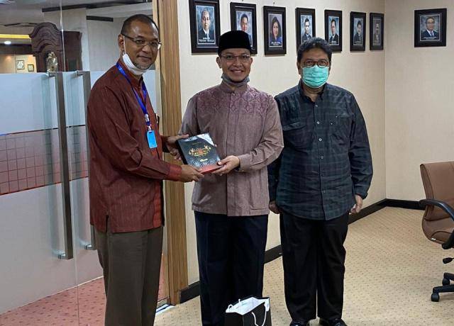 Peduli Guru Ngaji & Peceramah, Bank Sumut Bantu Sarung dan Hijab Melalui MUI