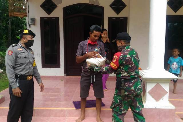 TNI-Polri Bagikan Sembako Covid-19 Sampai Daerah Terpencil Ujung Jember