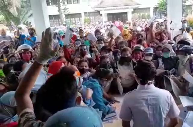 Warga Berdesakan Ingin Dapat BST Covid-19 Rp 600 Ribu di Kantor Dinas Sosial Medan