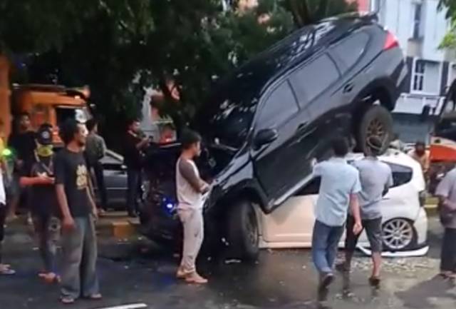 4 Mobil Tabrakan Beruntun Depan Mall Manhattan Medan