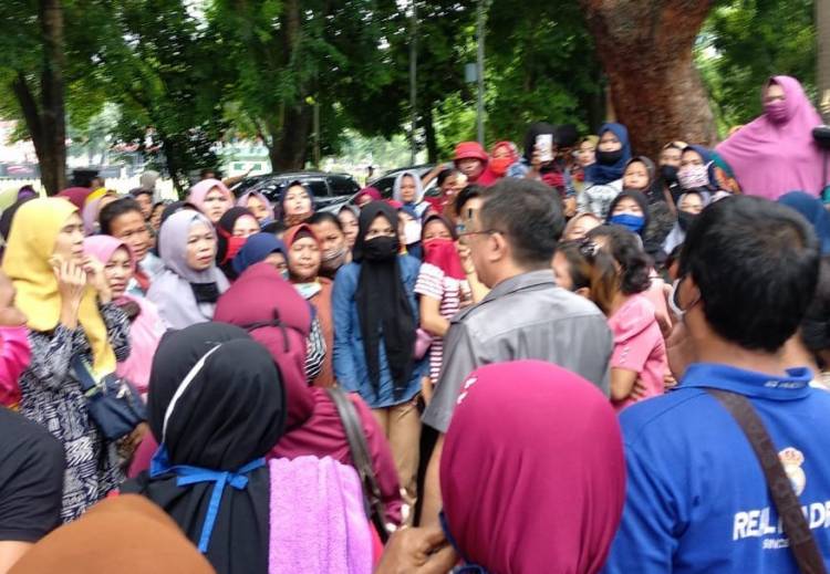 Tak Dapat Bansos Covid-19, Emak-emak Martubung Datangi Gedung DPRD Sumut