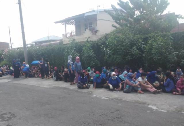 Tuntut THR, Ratusan Buruh PT. Ambacido Unjuk Rasa Depan Kantor