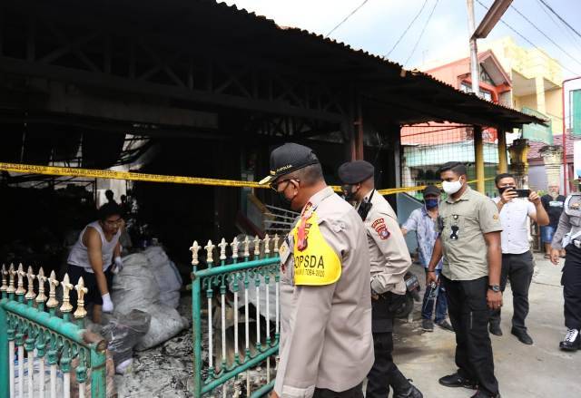 2 Hari Jelang Lebaran, Kapolda Sumut Kunjungi Korban Kebakaran Jalan Seto Medan
