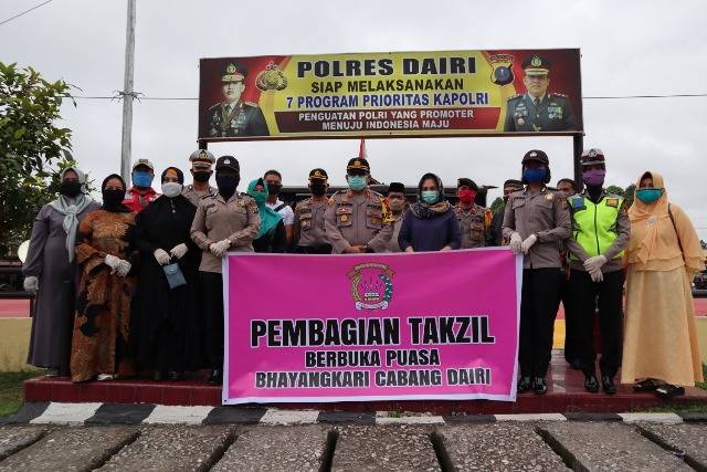 Semarak Ramadhan, Polres Dairi Berbagi Takjil dan Nasi Kotak ke Warga Berpuasa