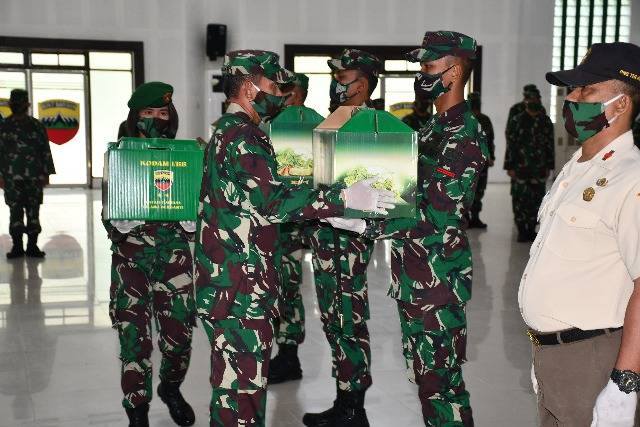 Sambut Idul Fitri, Mayjen TNI MS. Fadhilah Serahkan Bingkisan ke Prajurit dan ASN