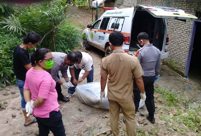 Meninggal Dalam Gubuk, Mayat Arifin Dibungkus Plastik Dibawa Naik Ambulance