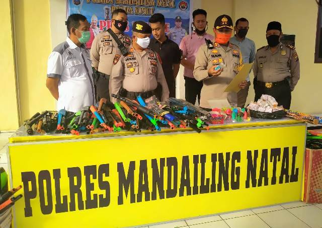 Polisi Amankan Ratusan Senjata Peluru Plastik dan Petasan di Kabupaten Madina