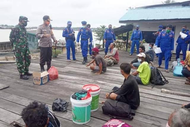 TNI Polri Selamatkan 13 TKI Ilegal Asal Malaysia Terdampar di Hutan Bakau