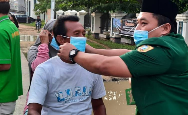 Ansor Labusel Berbagi Takjil dan Masker di Pinggir Jalan