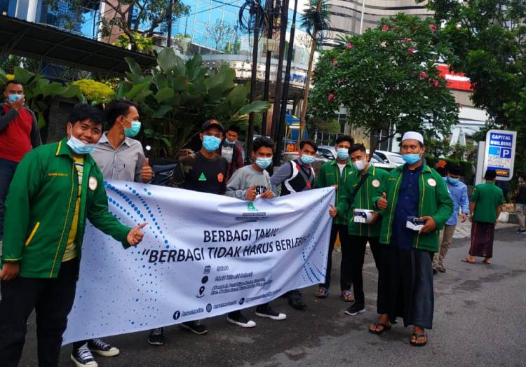 Ansor Medan Bagi Takjil Depan Capital Building