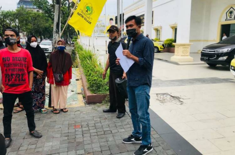 Massa Demo Kantor Golkar Sumut, Desak Ijek Tegas Kasus Asusila Zainuddin Purba