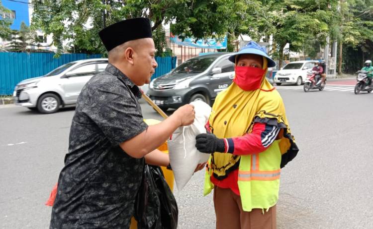 Wartawan Unit DPRD Medan Bagi Beras ke Abang Becak dan Petugas Bestari