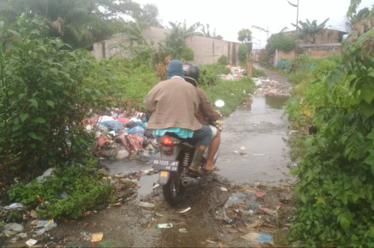 Bertahun Jalan di Medan Polonia Hancur Karena Sampah