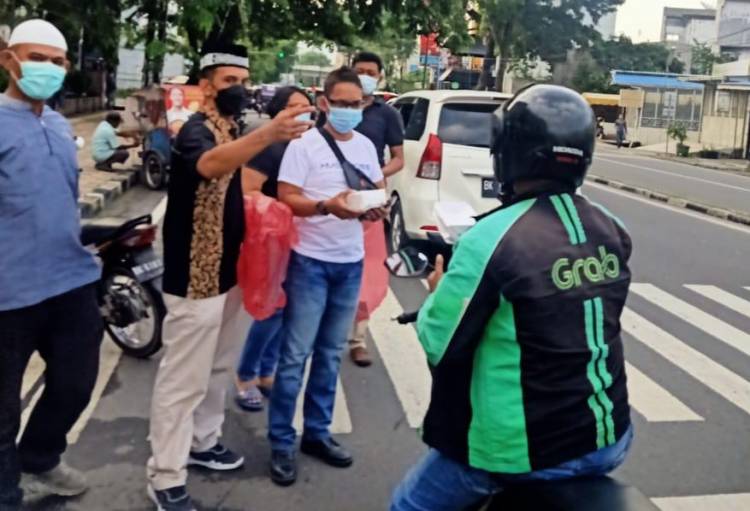 Dregs 2006 Imbau Warga Tak Mudik Sambil Bagi Takjil dan Beras