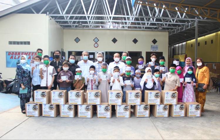 Bersama DDW, IKA Alumni SMAN 8 Salurkan 600 Paket Sembako Untuk Yatim dan Dhuafa