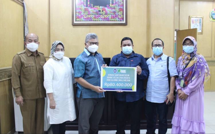 Alumni SMAN 8 Medan Serahkan Donasi Rp 80 Juta ke DDW Untuk Yatim dan Dhuafa