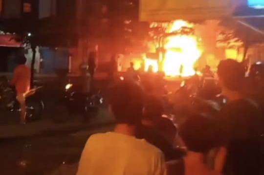 2 Ruko Spring Bed dan Mebel Terbakar di Jalan Brigjen Zein Hamid Medan