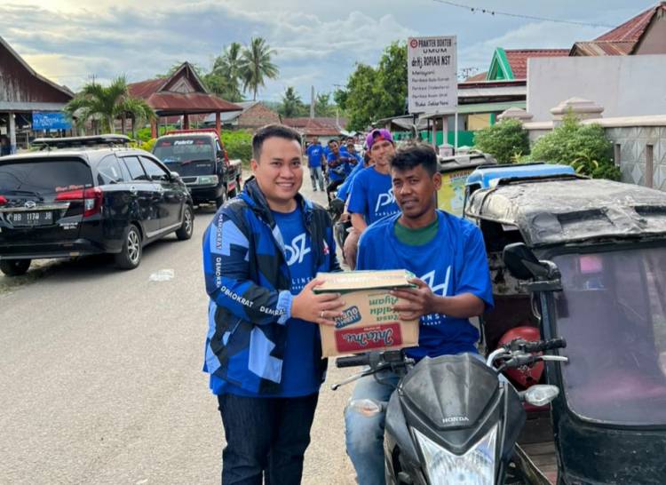 Parlinsyah Harahap Berbagi Sembako ke Masyarakat Jelang Idul Fitri di Padang Bolak