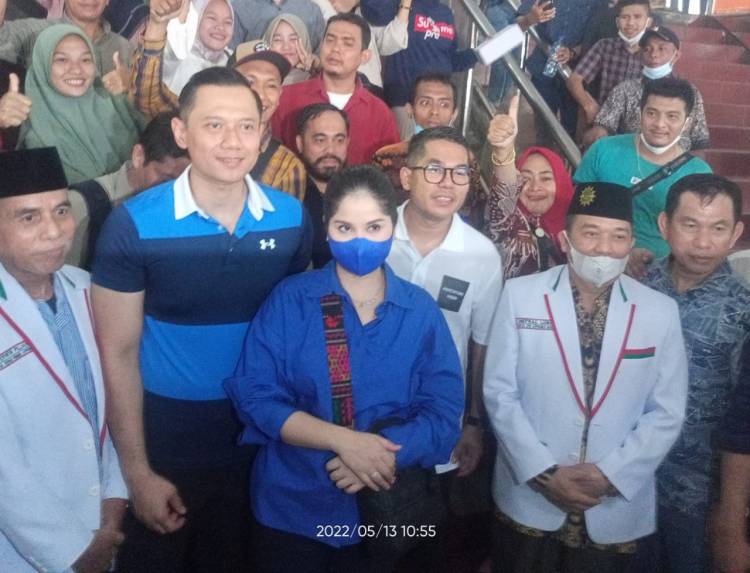 Datang ke Pusat Pasar Medan, AHY Dapat Ole Ole Ikan Teri Asin dan Ikan Sale