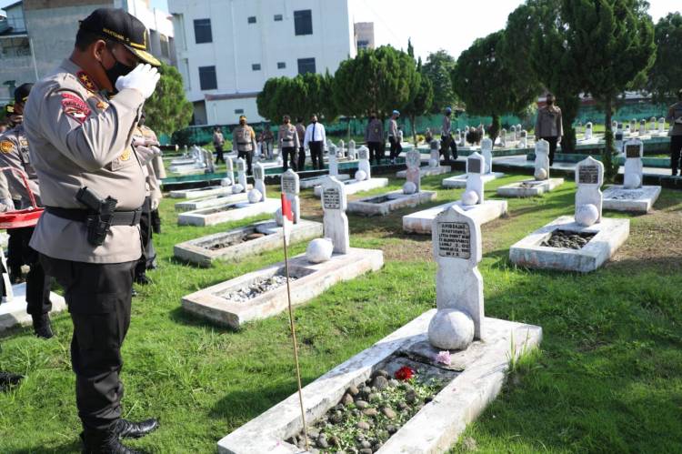 Ziarah ke TMP Bukit Barisan: Kapoldasu Beri Penghormatan ke Makam Letda Amir Rajab Simatupang