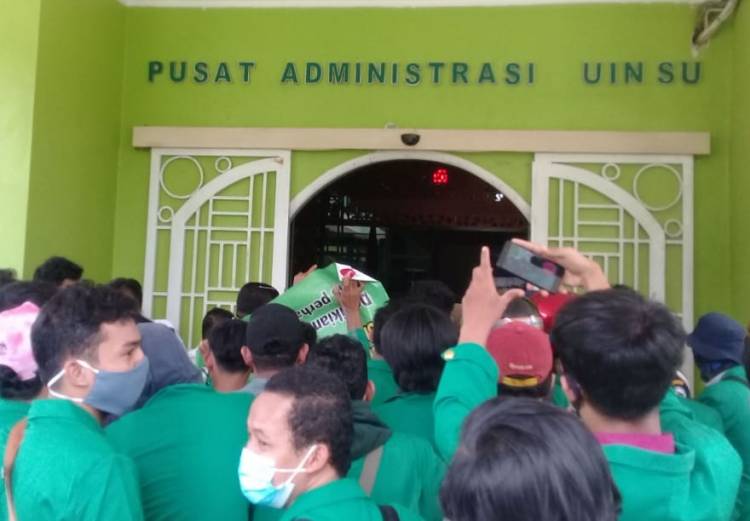 Ratusan Mahasiswa Cari Rektor UINSU Pertanyakan Uang Kuliah