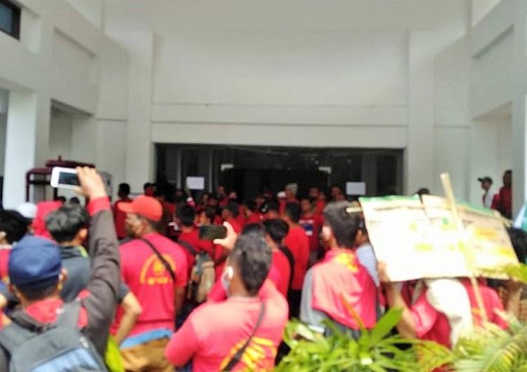 Tuntut Penyelesain Agraria, Ratusan Massa SPSB Datangi Kantor Bupati, BPN, DPRD Deliserdang