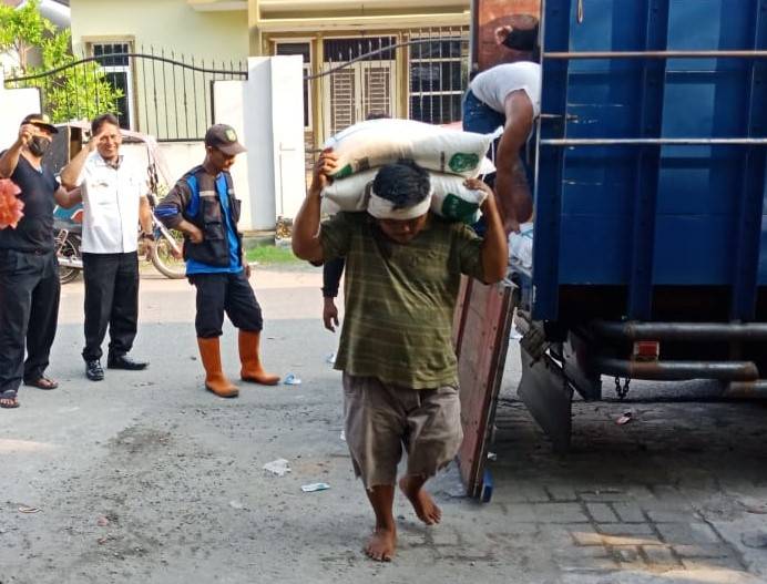Dampak Covid-19, Warga Sei Putih Barat Dapat Sembako 2.273 Paket