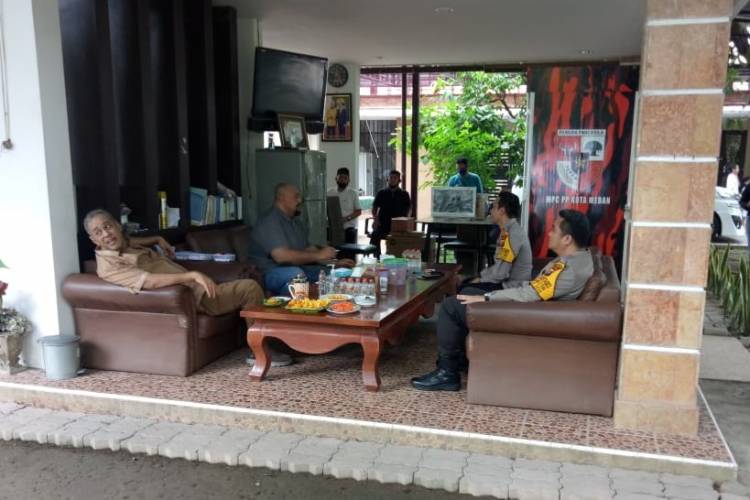  Silaturrahim ke Rumah Ketua MPW PP Sumut, Kapolrestabes Medan Dapat Bantuan 1 Set Komputer