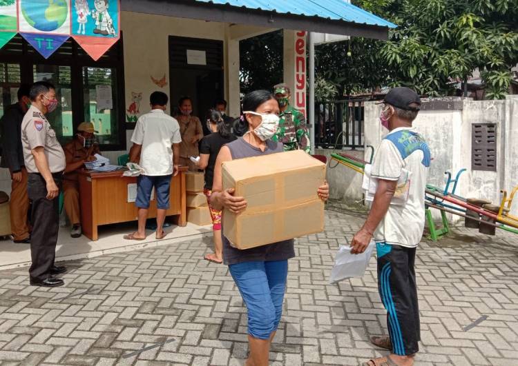 Babinsa Koramil 07/MT Kawal Penyerahan Bansos Pemprov Sumut ke Warga