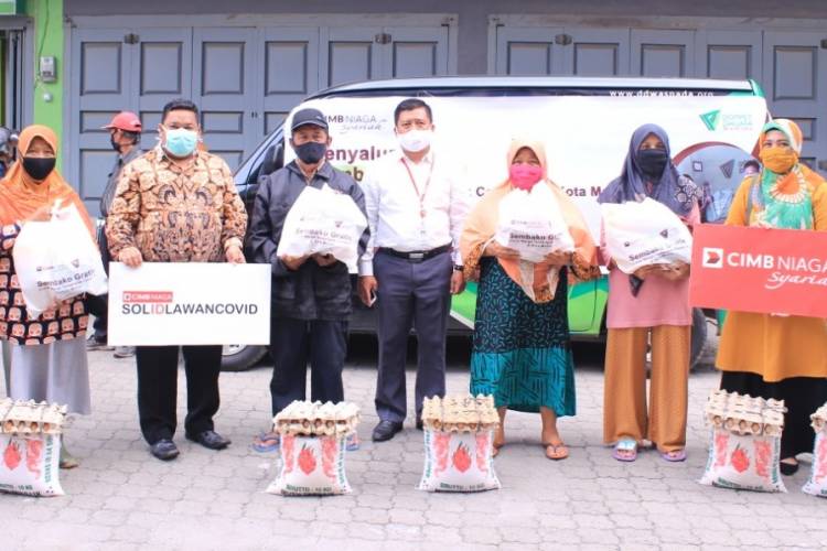 Dompet Dhuafa Waspada-CIMB Niaga Syariah Bagikan Sembako ke Warga Terdampak Covid-19