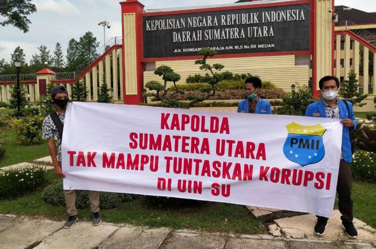Korupsi UINSU: Anggota PMII Bentang Spanduk Depan Markas Polda Sumut