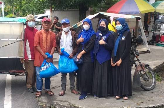 Garnita Malahayati Nasdem Berbagi Sembako Kepada Tukang Becak di Medan