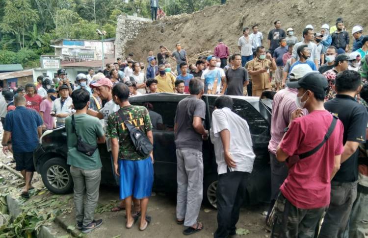 Tembok Penahan Tanah Lonsor di Jalan Prapat, 3 Warga Depok Tewas 6 Luka-luka