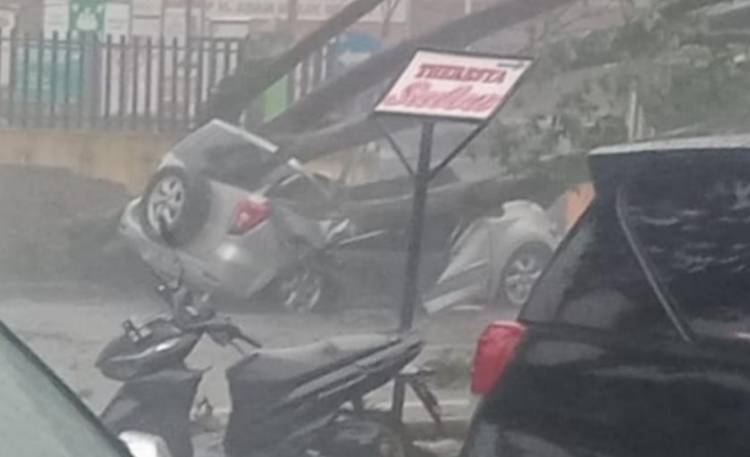 2 Pegawai RS Adam Malik Tewas Tertimpa Pohon Tumbang Saat Hujan Lebat
