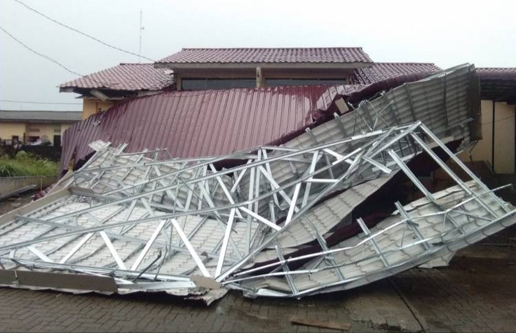 Atap Rumah Terbang Saat Hujan dan Angin Kencang, Satu Anak Meninggal Dunia