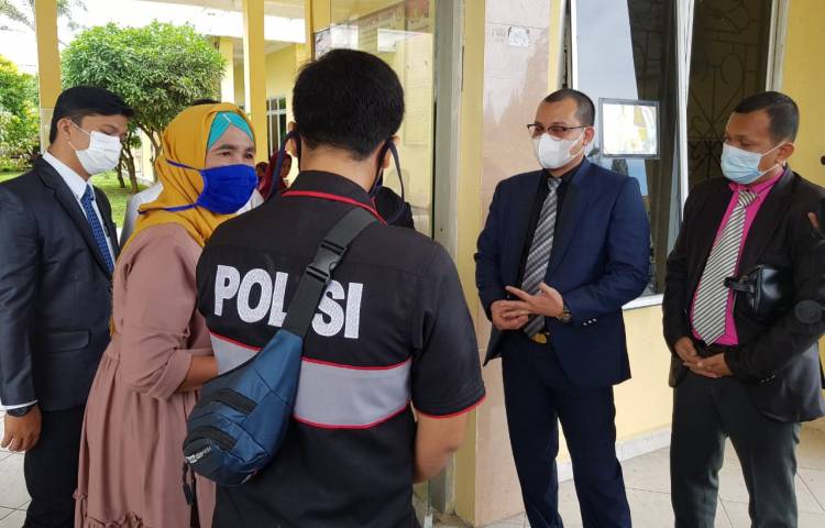 Kasihan, Wanita Paruh Bawa Disiksa Preman Menangis di Polres Simalungun