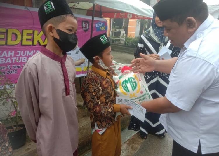 Di Tengah Guyuran Hujan, Pasar Murah Sembako KSJ Diburu Emak Emak 