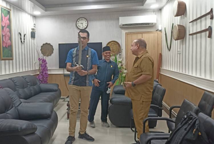 OK Zulfi Pamer Barang Anti ke Anggota DPRD Medan