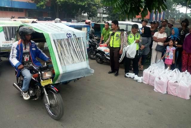 Jumat Barokah, Kapolda Sumut Bagi-bagi Nasi Kotak