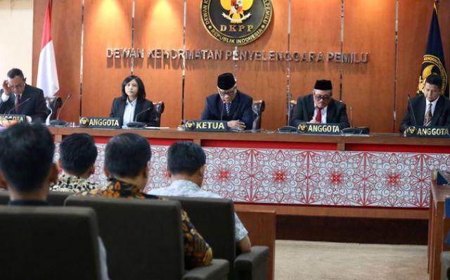DKPP Hanya Berhentikan Yulhasni dan Benget dari Jabatannya di KPU Sumut