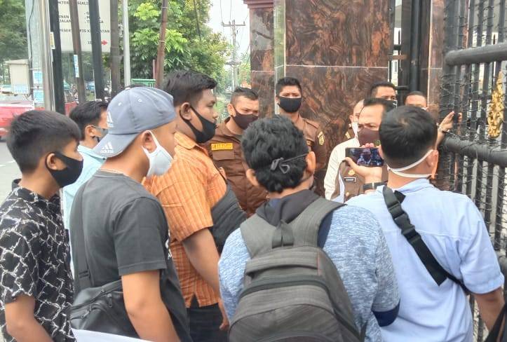 HUT Adhiyaksa, Mahasiswa Demo Mantan Ketua DPRD Binjai di Kejatisu