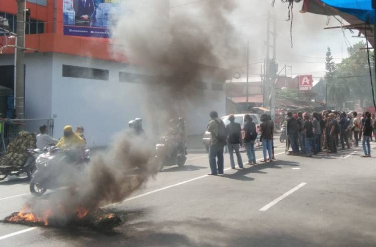 Mahasiswa ITM Demo Tolak Dua Kubu Rektor